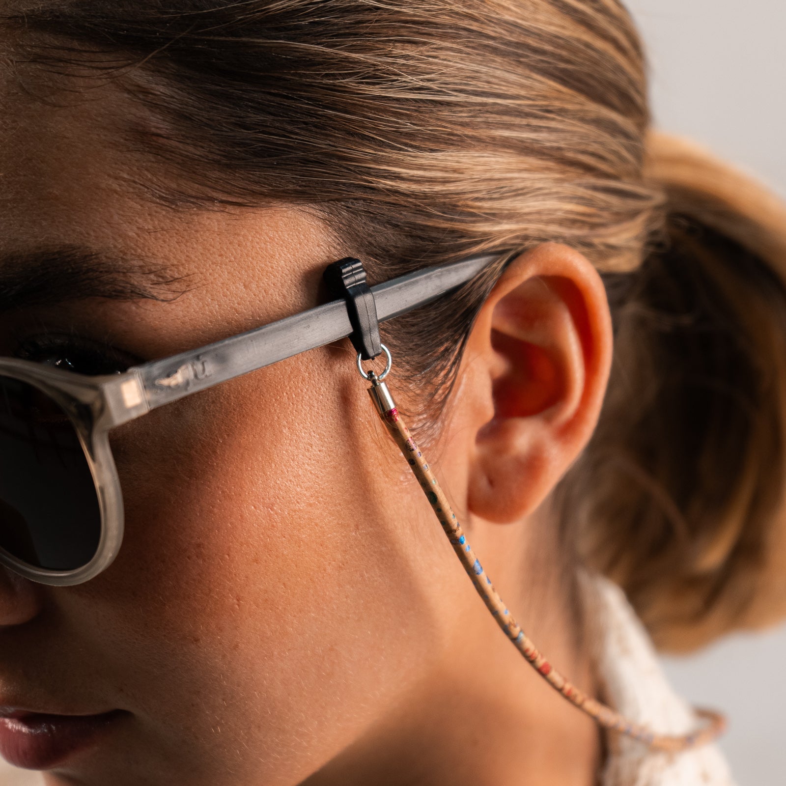 Cuelga Gafas Alcornoque - Sajú Colombia