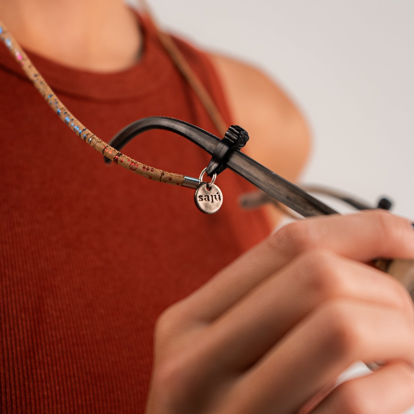 Cuelga Gafas Alcornoque - Sajú Colombia