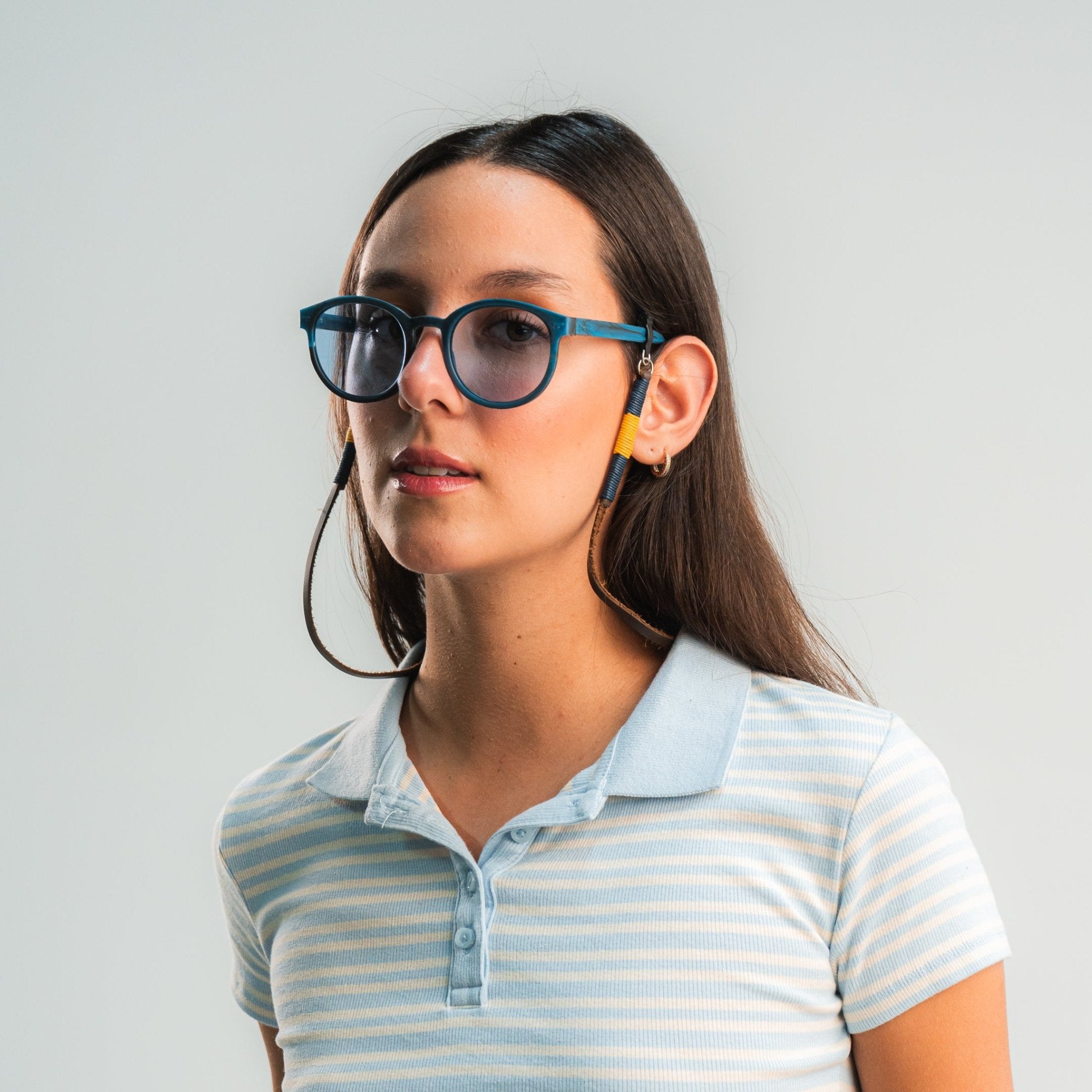 Cuelga Gafas Cuero Bordado - Sajú Colombia