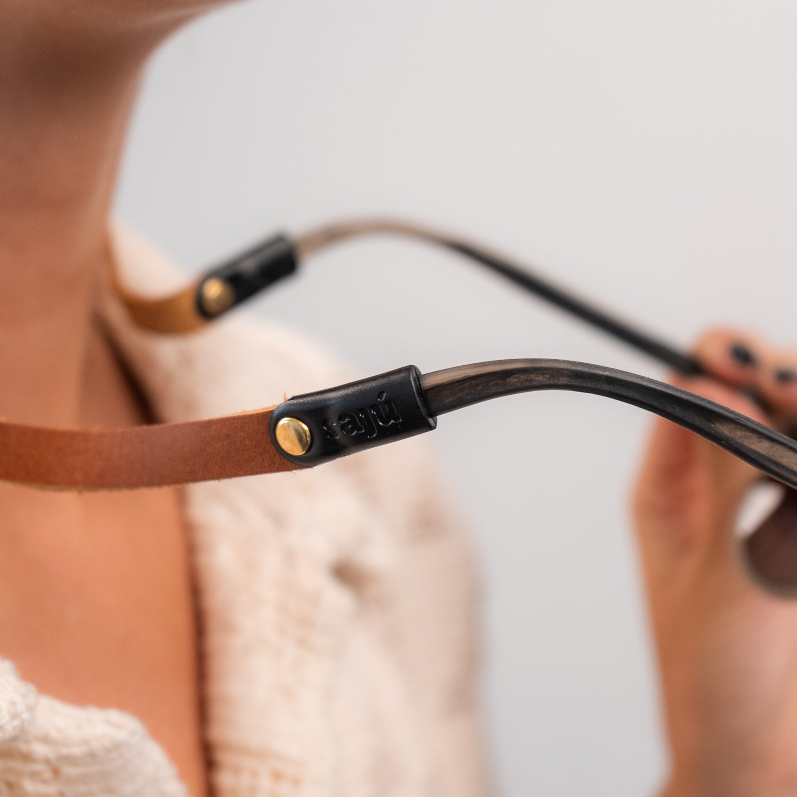 Cuelga Gafas Plain Leather - Sajú Colombia