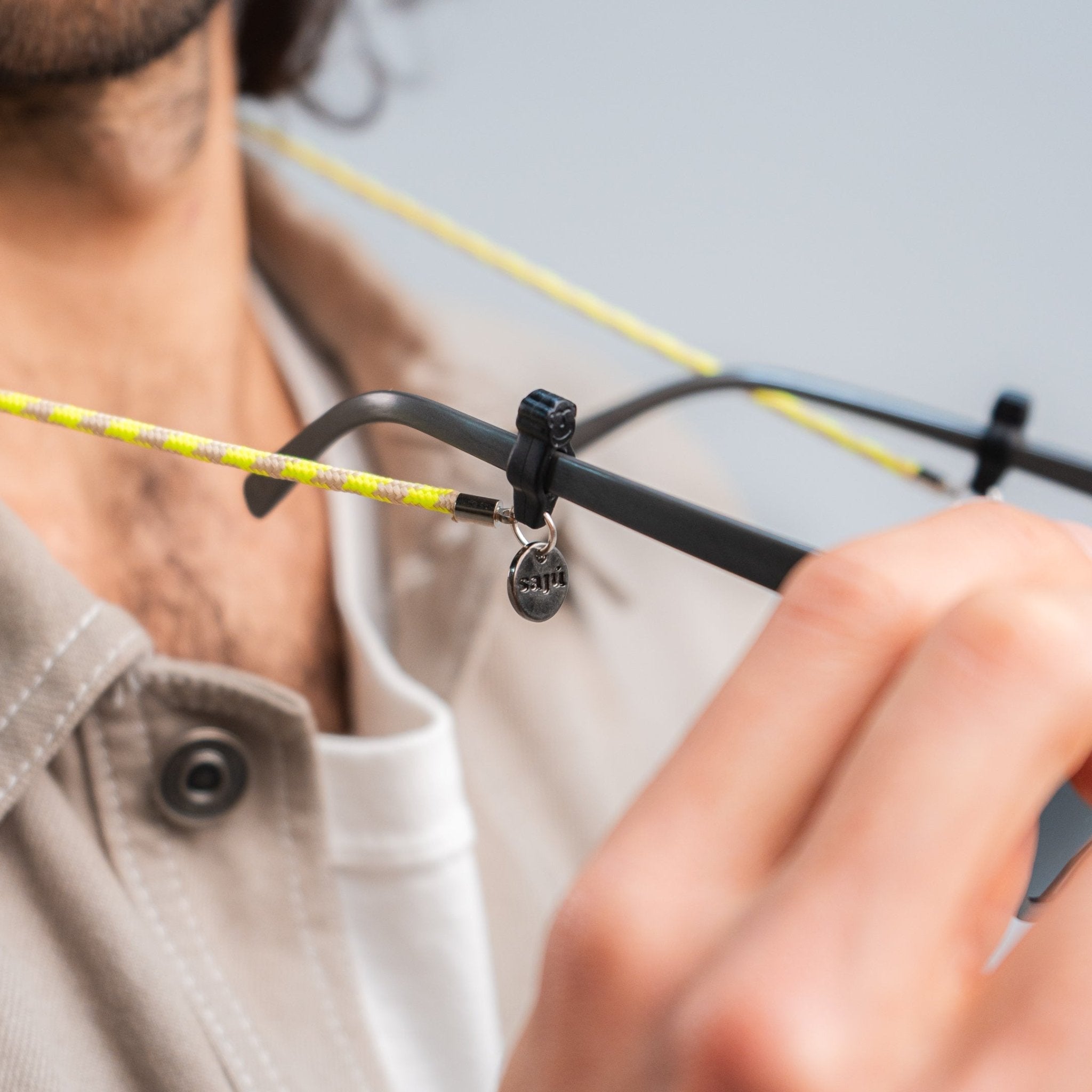 Cuelga Gafas Slim Light - Sajú Colombia