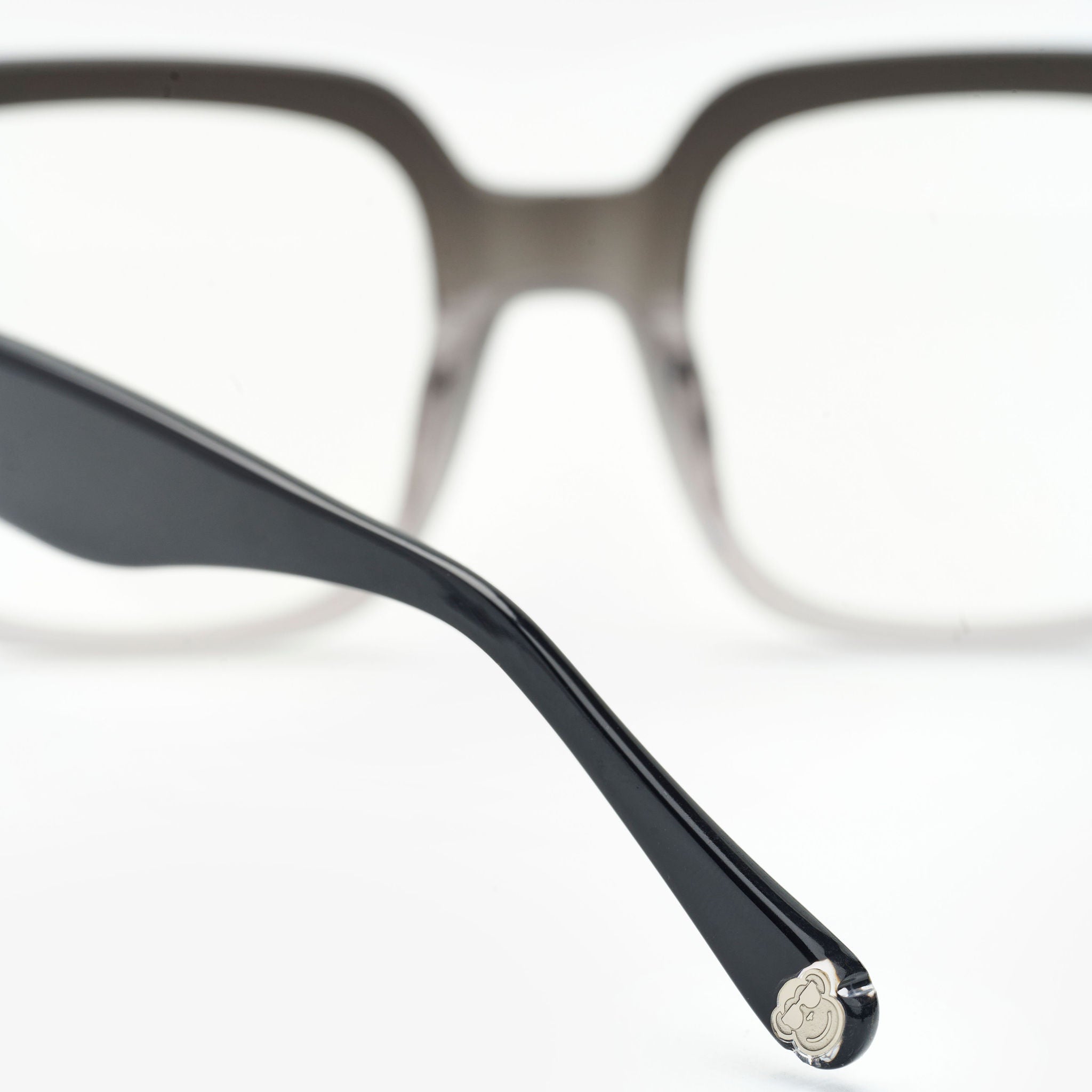 Simón Vargas Gradient Black