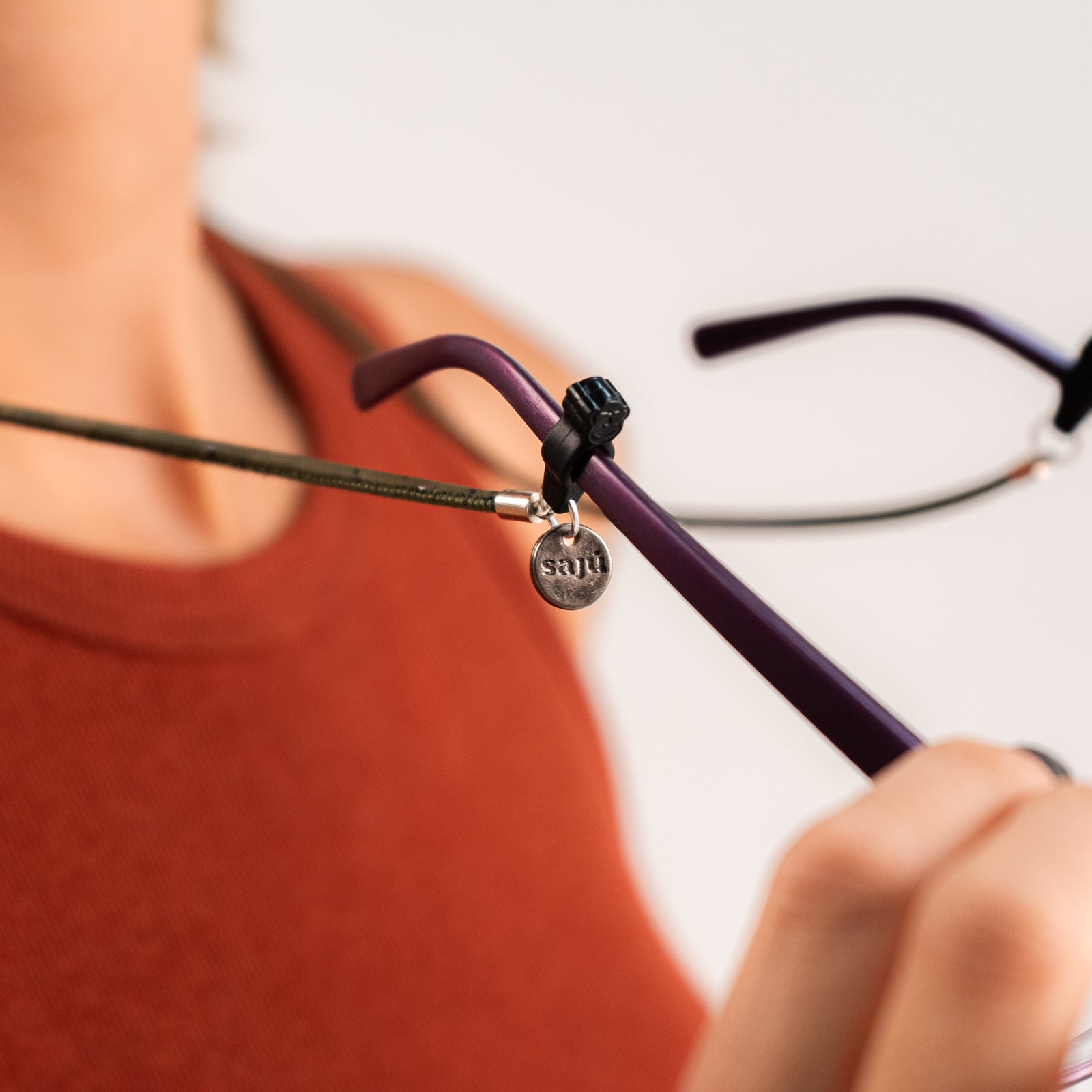 Cuelga Gafas Alcornoque - Sajú Colombia