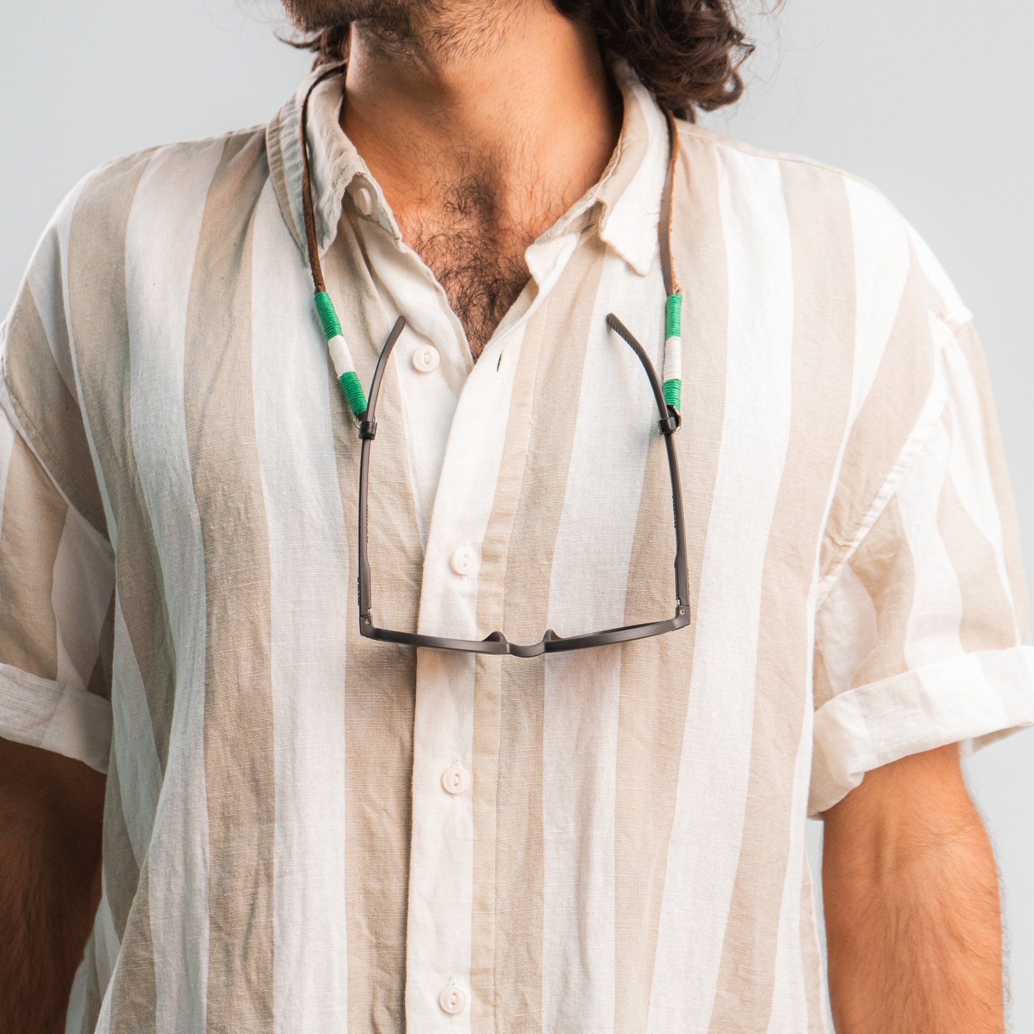 Cuelga Gafas Cuero Bordado - Sajú Colombia