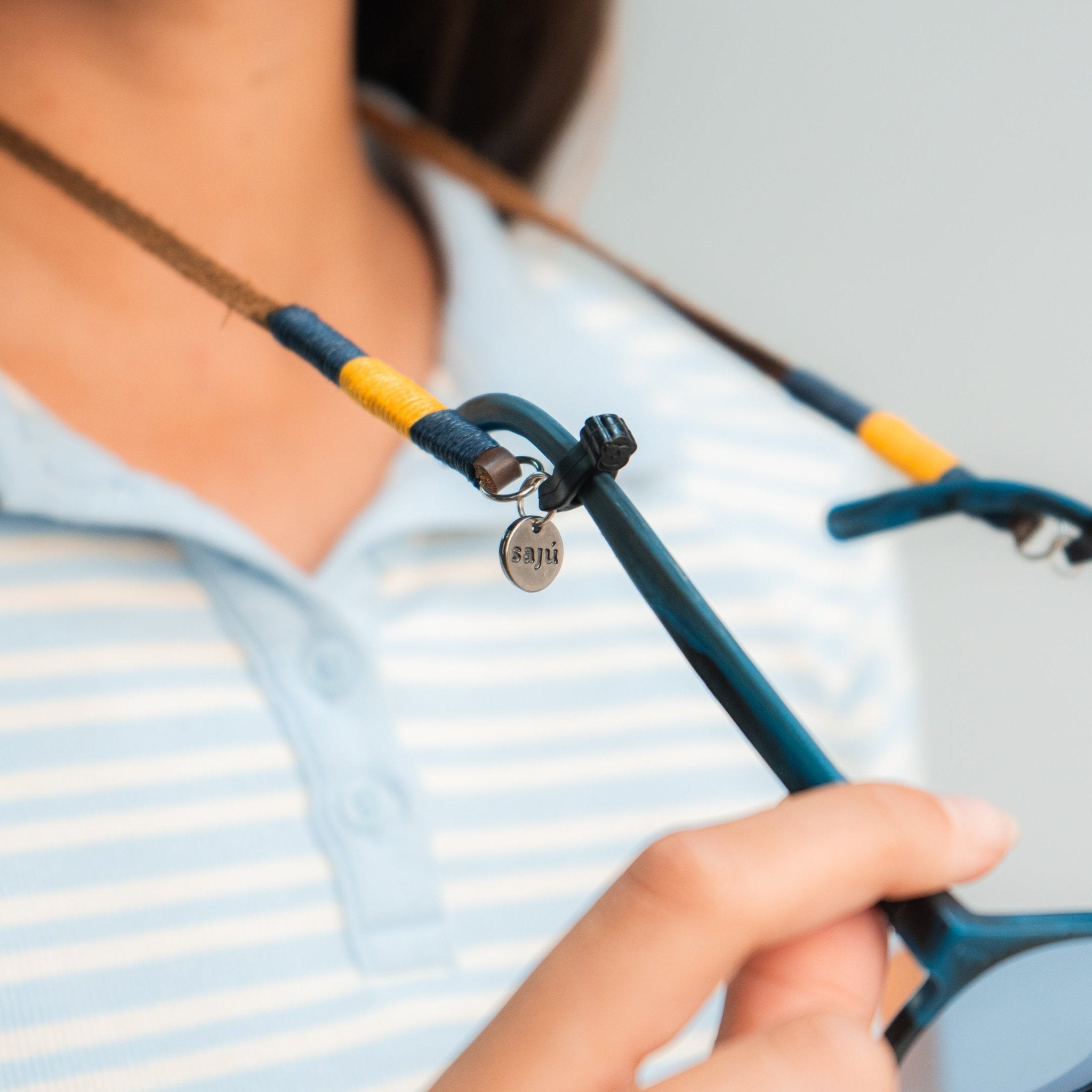 Cuelga Gafas Cuero Bordado - Sajú Colombia