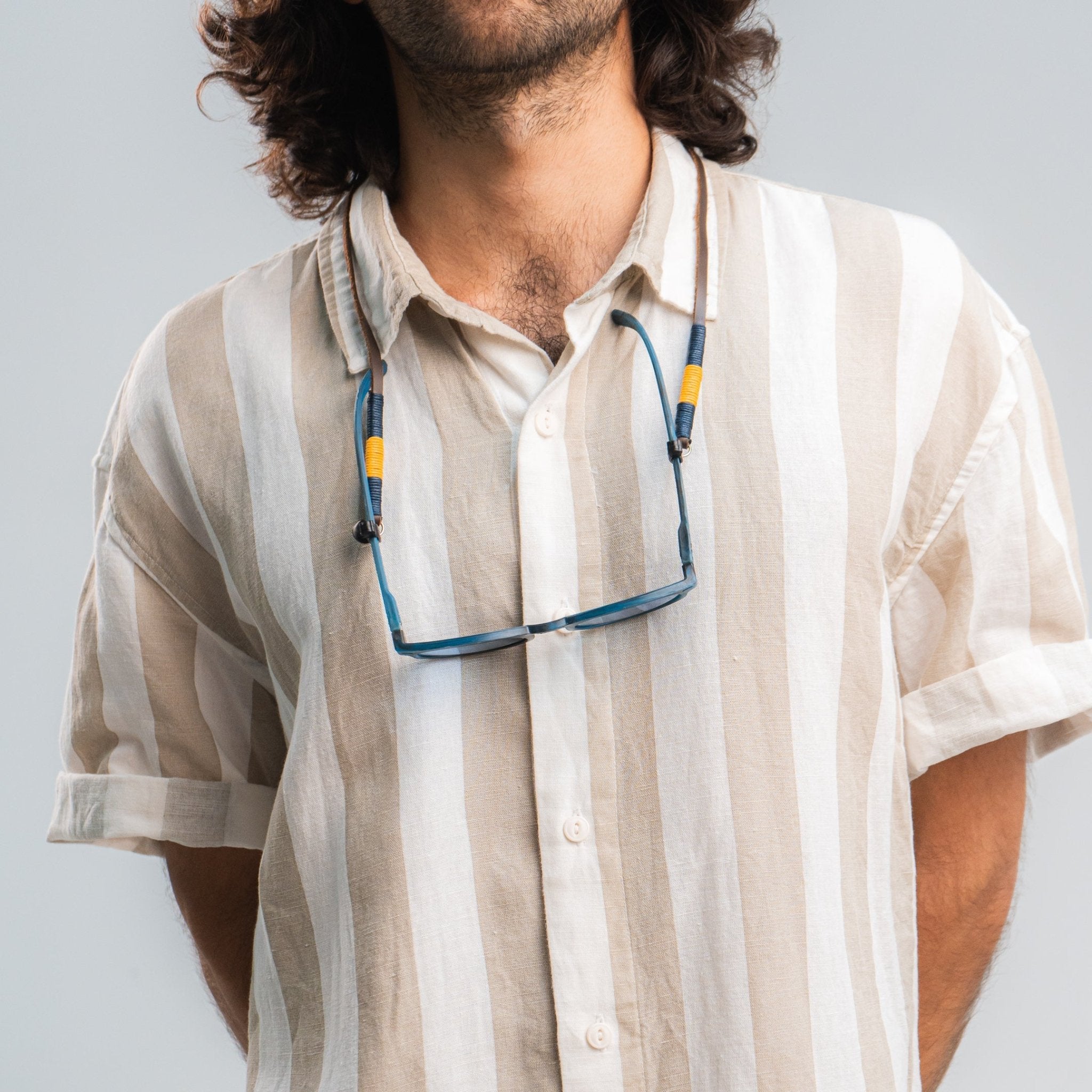 Cuelga Gafas Cuero Bordado - Sajú Colombia