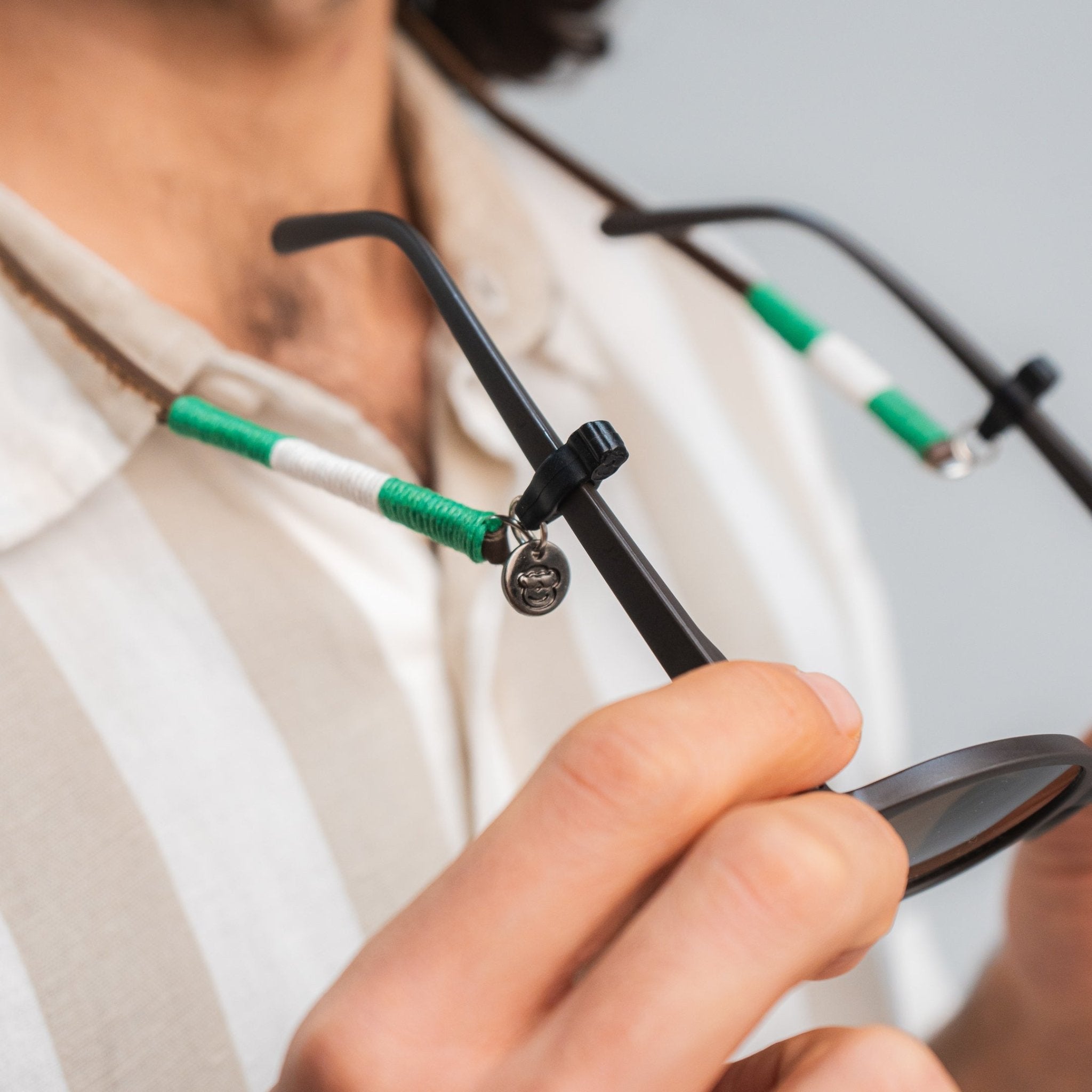 Cuelga Gafas Cuero Bordado - Sajú Colombia